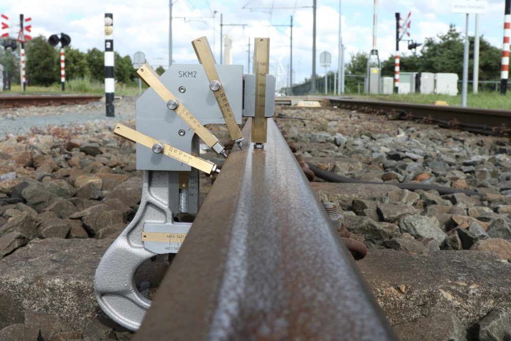 Railprofielmeter het meten van de slijtage aan de kop van de spoorstaaf